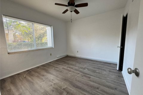 Apartamento en alquiler en Miami Springs, Florida, 1 dormitorio, 622.07 m2 № 1992011 - foto 16