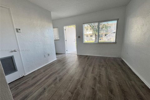 Apartamento en alquiler en Miami Springs, Florida, 1 dormitorio, 622.07 m2 № 1992011 - foto 18