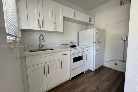 Apartamento en alquiler en Miami Springs, Florida, 1 dormitorio, 622.07 m2 № 1992011 - foto 14