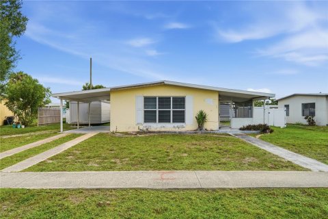 House in Port Charlotte, Florida 2 bedrooms, 125.98 sq.m. № 2100852