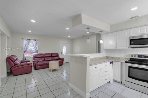 House in Fort Lauderdale, Florida 3 bedrooms, 100.71 sq.m. № 2248840 - photo 7