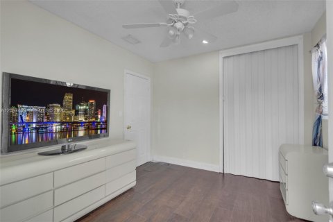 House in Fort Lauderdale, Florida 3 bedrooms, 100.71 sq.m. № 2248840 - photo 12