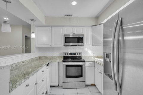 House in Fort Lauderdale, Florida 3 bedrooms, 100.71 sq.m. № 2248840 - photo 8