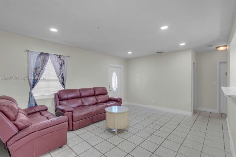 House in Fort Lauderdale, Florida 3 bedrooms, 100.71 sq.m. № 2248840 - photo 5