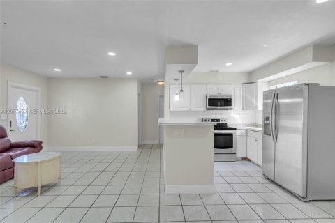 House in Fort Lauderdale, Florida 3 bedrooms, 100.71 sq.m. № 2248840 - photo 6