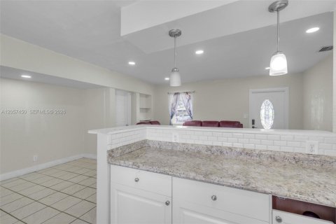 House in Fort Lauderdale, Florida 3 bedrooms, 100.71 sq.m. № 2248840 - photo 9