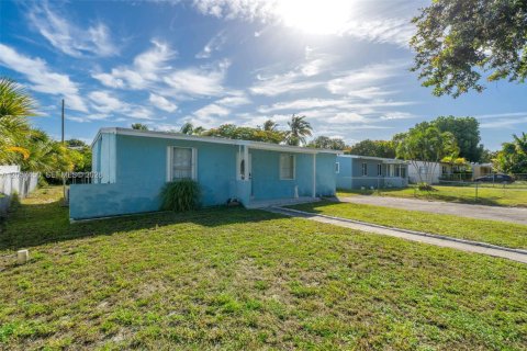 House in Fort Lauderdale, Florida 3 bedrooms, 100.71 sq.m. № 2248840 - photo 3