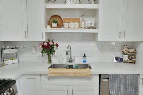 House in Miami, Florida 3 bedrooms, 138.98 sq.m. № 2075361 - photo 20