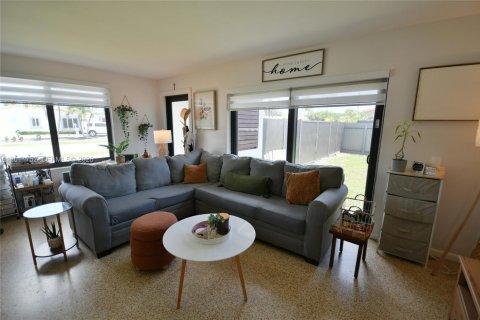 House in Miami, Florida 3 bedrooms, 138.98 sq.m. № 2075361 - photo 6