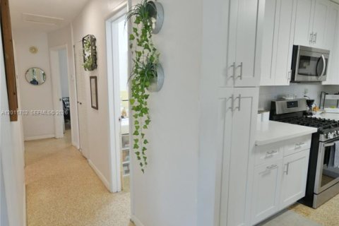 House in Miami, Florida 3 bedrooms, 138.98 sq.m. № 2075361 - photo 25