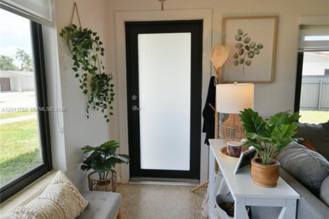 House in Miami, Florida 3 bedrooms, 138.98 sq.m. № 2075361 - photo 4