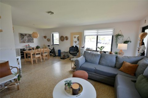 House in Miami, Florida 3 bedrooms, 138.98 sq.m. № 2075361 - photo 8