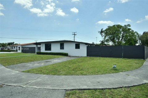 House in Miami, Florida 3 bedrooms, 138.98 sq.m. № 2075361