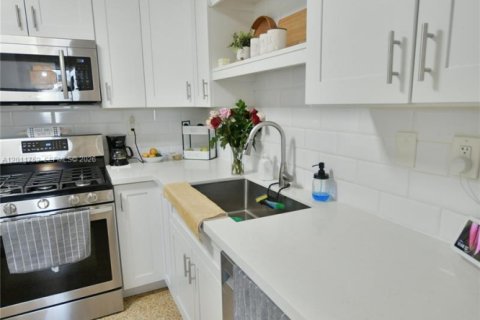 House in Miami, Florida 3 bedrooms, 138.98 sq.m. № 2075361 - photo 19