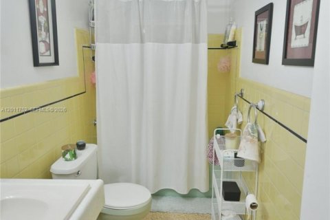 House in Miami, Florida 3 bedrooms, 138.98 sq.m. № 2075361 - photo 27