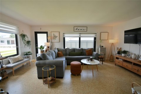 House in Miami, Florida 3 bedrooms, 138.98 sq.m. № 2075361 - photo 5
