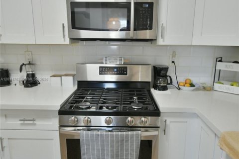 House in Miami, Florida 3 bedrooms, 138.98 sq.m. № 2075361 - photo 23