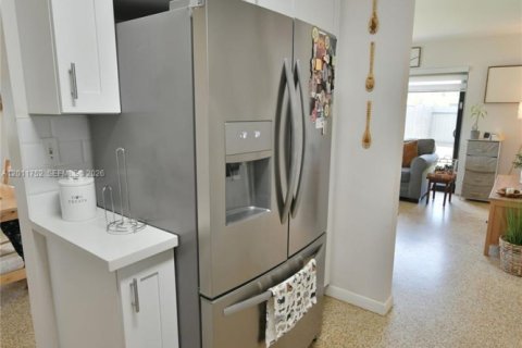 House in Miami, Florida 3 bedrooms, 138.98 sq.m. № 2075361 - photo 24