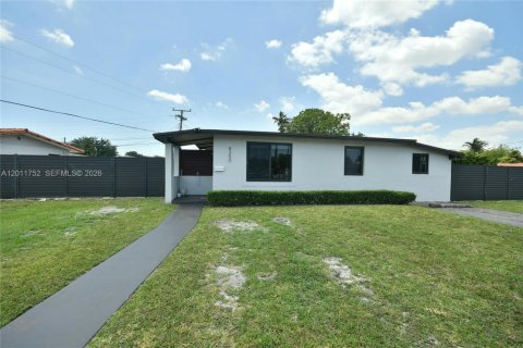 House in Miami, Florida 3 bedrooms, 138.98 sq.m. № 2075361 - photo 2