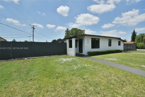 House in Miami, Florida 3 bedrooms, 138.98 sq.m. № 2075361 - photo 3