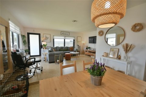 House in Miami, Florida 3 bedrooms, 138.98 sq.m. № 2075361 - photo 12