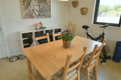 House in Miami, Florida 3 bedrooms, 138.98 sq.m. № 2075361 - photo 10