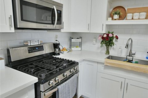 House in Miami, Florida 3 bedrooms, 138.98 sq.m. № 2075361 - photo 22