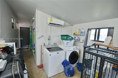 House in Miami, Florida 3 bedrooms, 138.98 sq.m. № 2075361 - photo 13