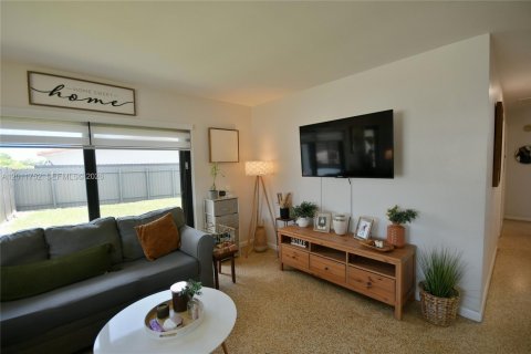 House in Miami, Florida 3 bedrooms, 138.98 sq.m. № 2075361 - photo 7