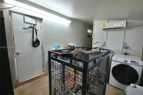 House in Miami, Florida 3 bedrooms, 138.98 sq.m. № 2075361 - photo 18