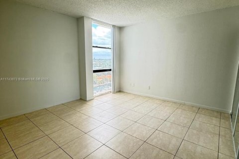 Condo in North Miami, Florida, 2 bedrooms  № 1715826 - photo 26