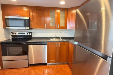 Condo in North Miami, Florida, 2 bedrooms  № 1715826 - photo 1