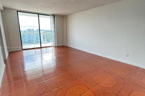 Condo in North Miami, Florida, 2 bedrooms  № 1715826 - photo 7