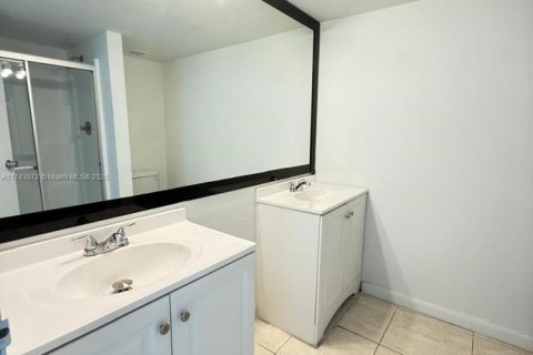 Condo in North Miami, Florida, 2 bedrooms  № 1715826 - photo 12