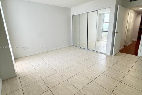 Condo in North Miami, Florida, 2 bedrooms  № 1715826 - photo 23
