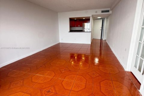 Condo in North Miami, Florida, 2 bedrooms  № 1715826 - photo 6