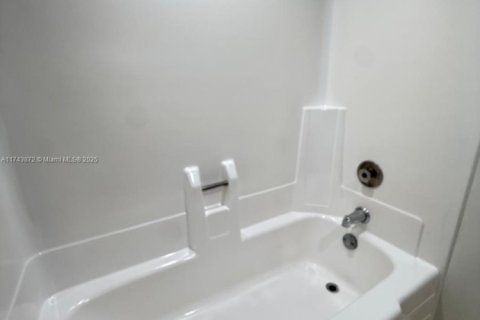 Condo in North Miami, Florida, 2 bedrooms  № 1715826 - photo 21