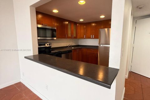 Condo in North Miami, Florida, 2 bedrooms  № 1715826 - photo 8