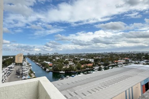 Condo in North Miami, Florida, 2 bedrooms  № 1715826 - photo 27
