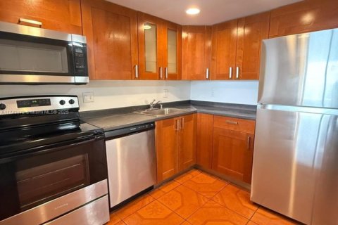 Condo in North Miami, Florida, 2 bedrooms  № 1715826 - photo 2