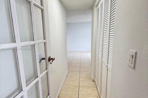 Condo in North Miami, Florida, 2 bedrooms  № 1715826 - photo 18