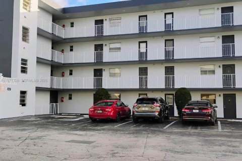 Кондоминиум с 2 спальнями в Майами, Флорида № 2032560