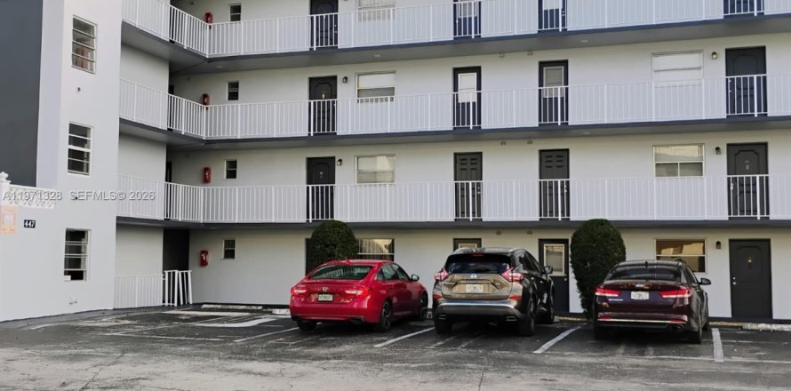 Кондоминиум с 2 спальнями в Майами, Флорида № 2032560