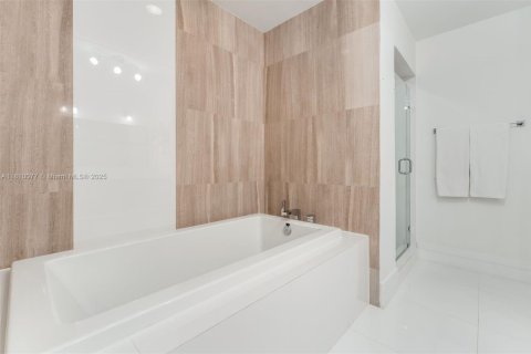 Condo in Miami, Florida, 3 bedrooms  № 1756663 - photo 25
