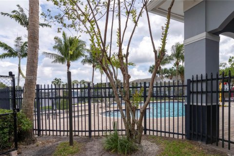 Touwnhouse à vendre à Lauderhill, Floride: 3 chambres, 190.45 m2 № 1921376 - photo 4