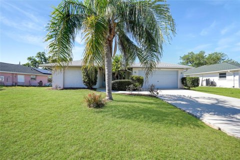 House in North Port, Florida 2 bedrooms, 127.55 sq.m. № 1583225 - photo 2