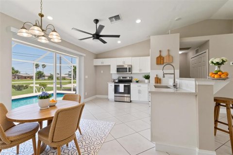 House in Cape Coral, Florida 3 bedrooms, 132.11 sq.m. № 1869829 - photo 5