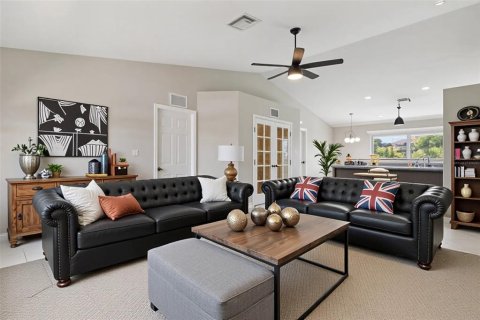 House in Cape Coral, Florida 3 bedrooms, 132.11 sq.m. № 1869829 - photo 10