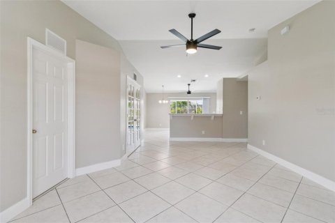 House in Cape Coral, Florida 3 bedrooms, 132.11 sq.m. № 1869829 - photo 12