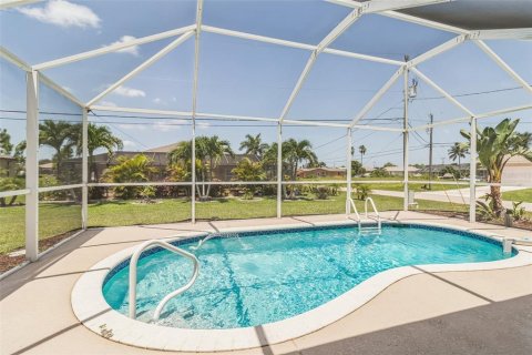 House in Cape Coral, Florida 3 bedrooms, 132.11 sq.m. № 1869829 - photo 2